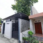 Oyo Life 2751 Deyo Kost