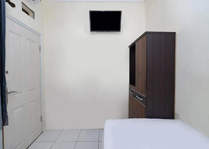 Oyo Life 2751 Deyo Kost