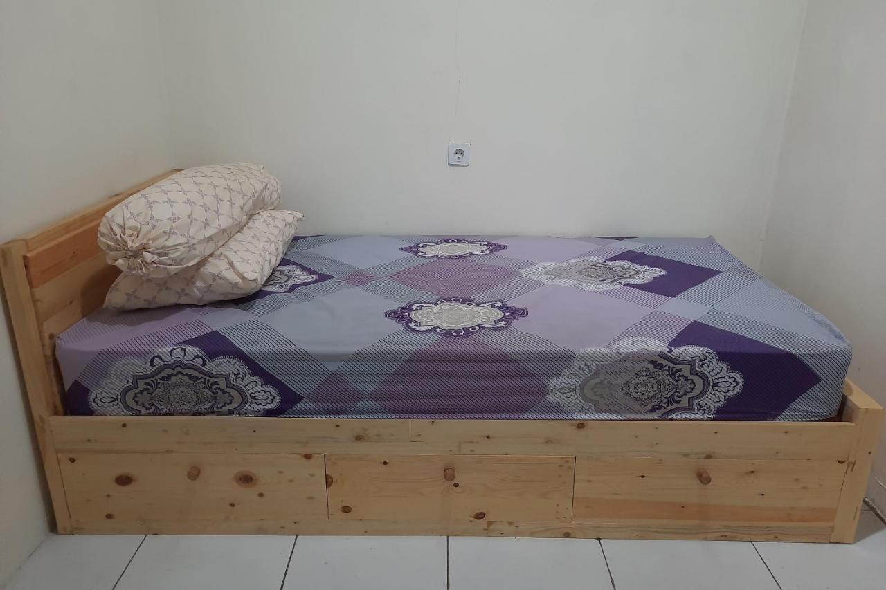 Oyo Life 2751 Deyo Kost Hotel Semarang