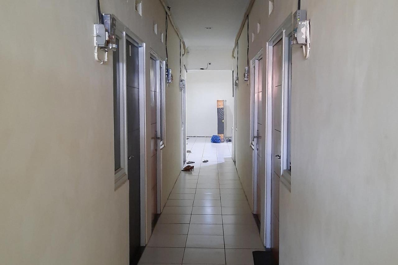 Oyo Life 2751 Deyo Kost Hotel Semarang